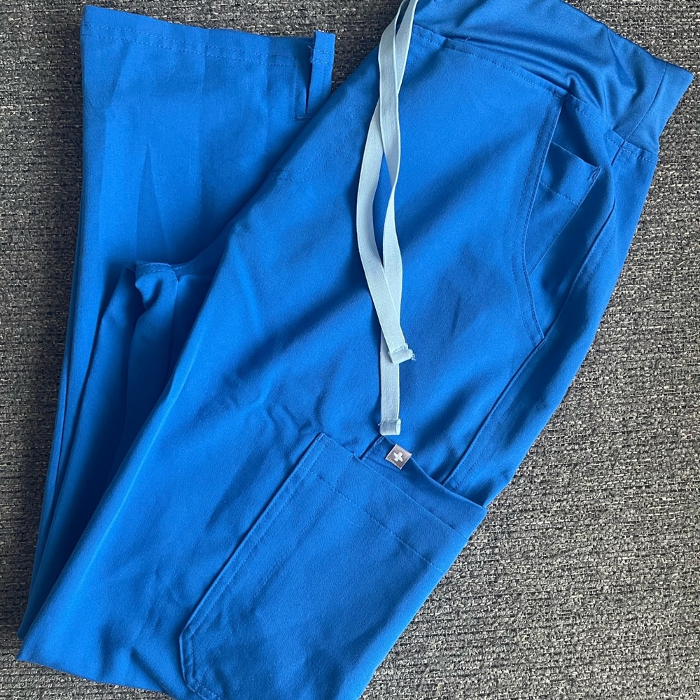 Scrub set: Top & Bottoms